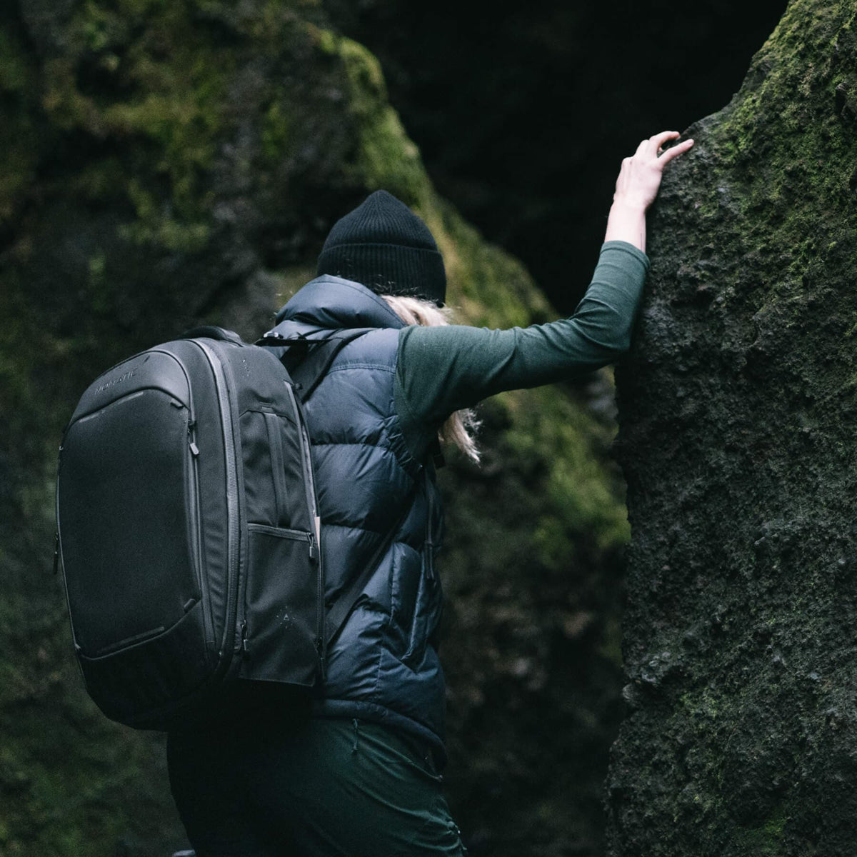 NOMATIC Navigator Travel Backpack 32L, product feature graphic