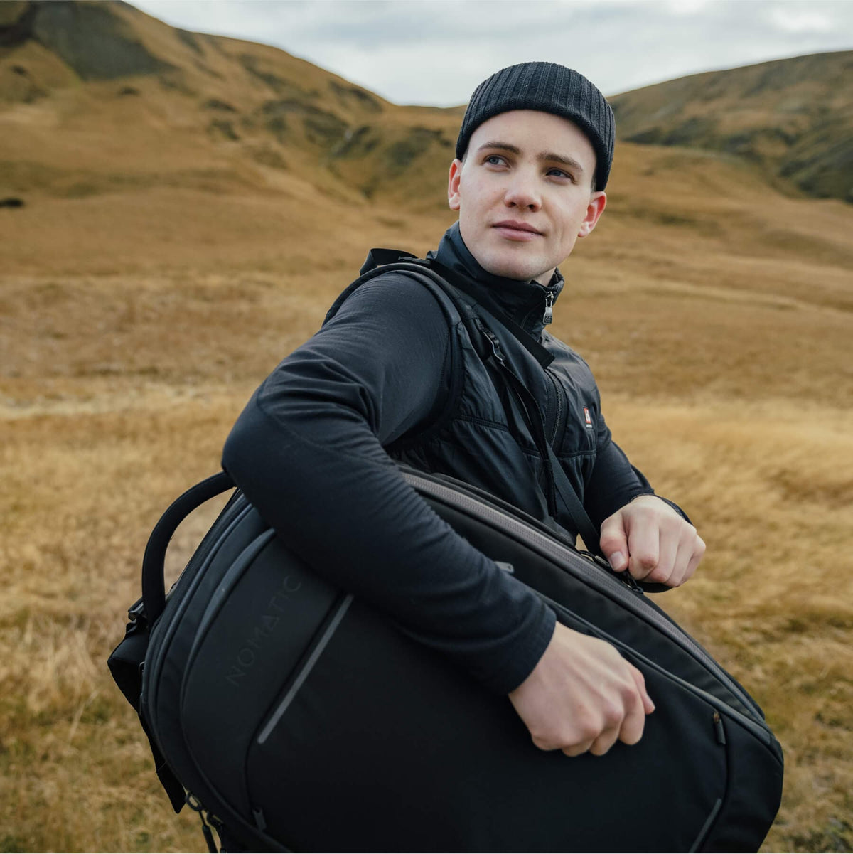 NOMATIC Navigator Travel Backpack 32L, product feature graphic