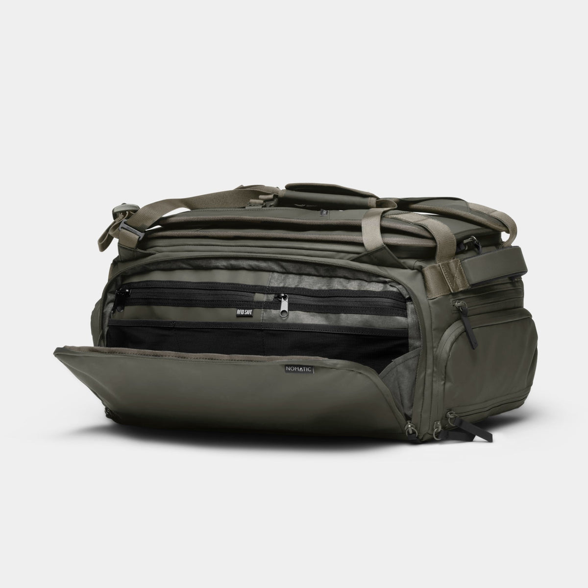 NOMATIC Travel Bag 30L in olive, open tech pocket