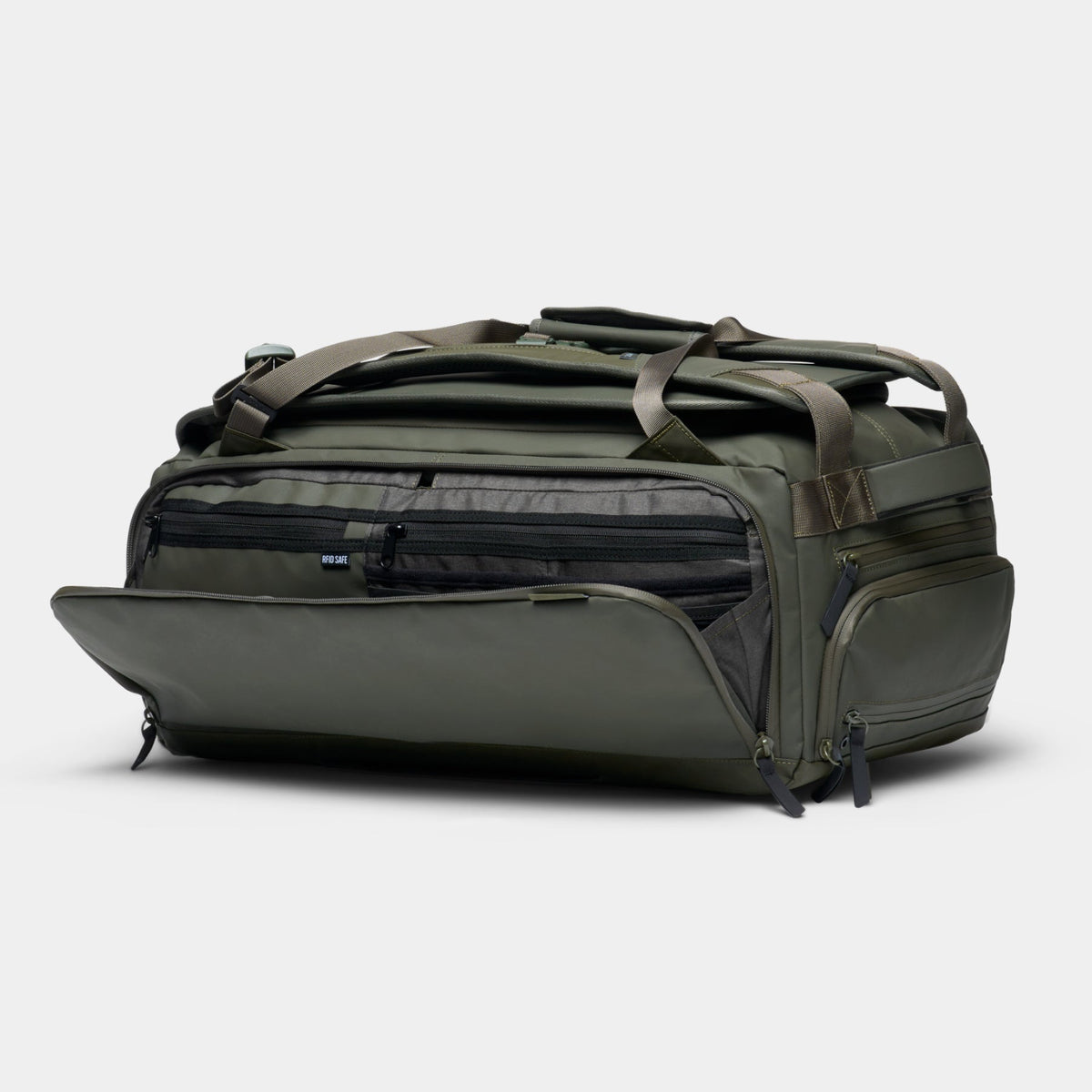 NOMATIC Travel Bag 40L in olive, open tech pocket
