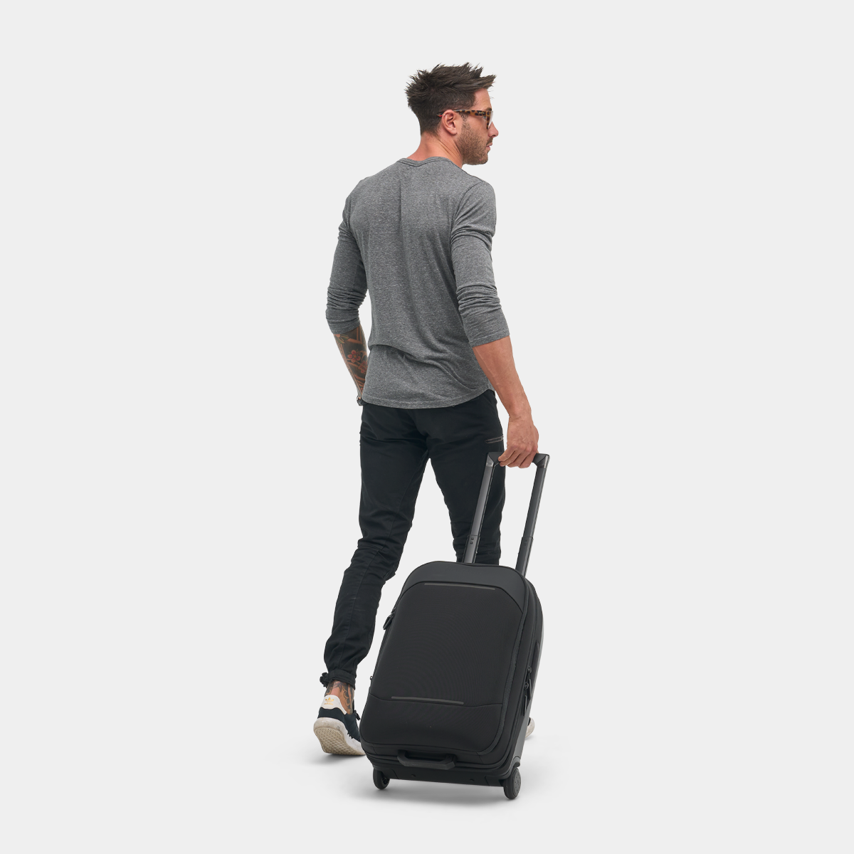 NOMATIC Navigator Carry-On 37L in black, product detail view