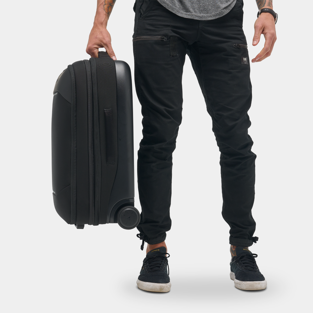 NOMATIC Navigator Carry-On 37L in black, product detail view