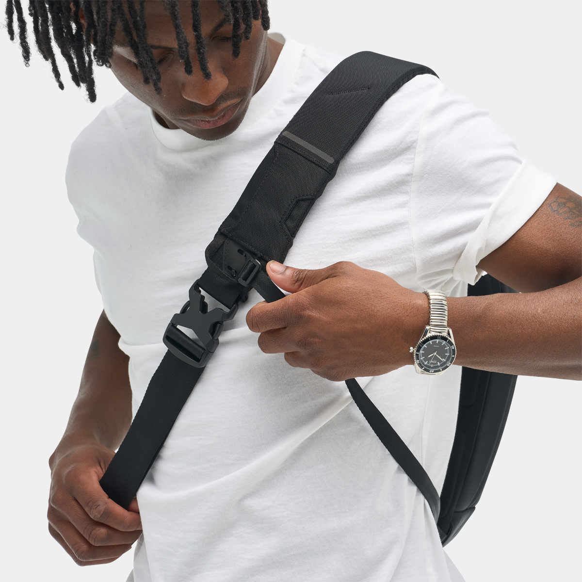 NOMATIC Navigator Sling 6L black sling bag storage detail