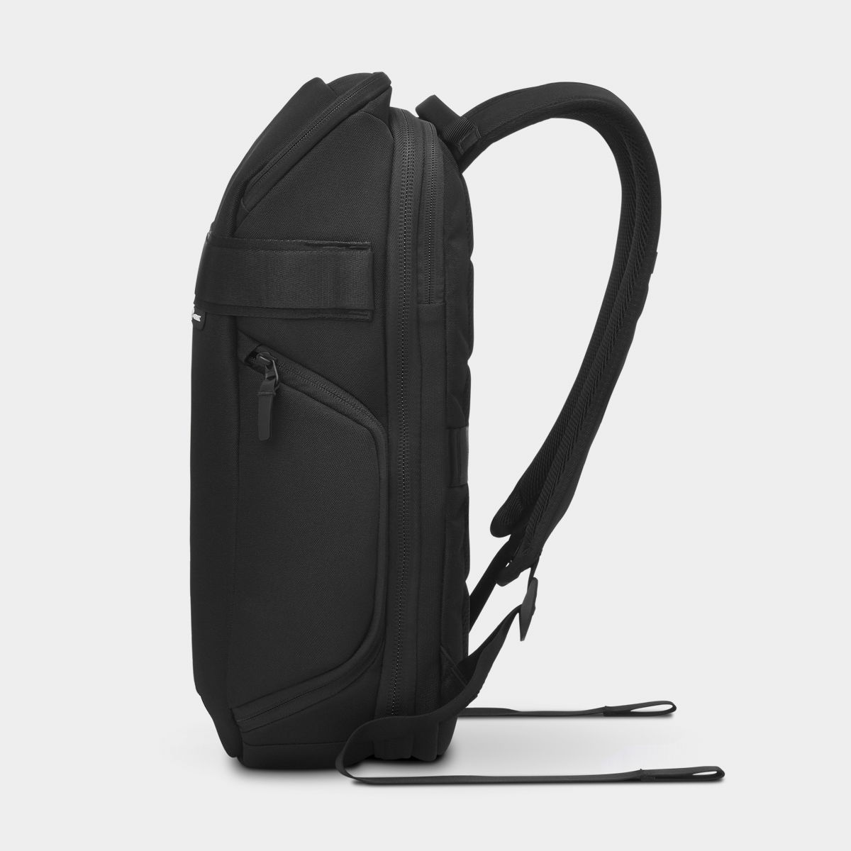 Luma Camera Pack 18L Black Side View #color_black